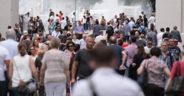 Geburtenstarke Jahrgänge erreichen mehr und mehr das Rentenalter - deshalb steigen die Rentenausgaben und die Einnahmen sinken. Foto: Sven Hoppe/dpa