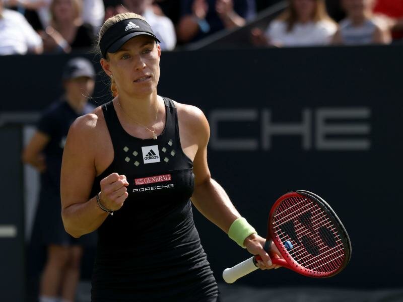 Souverän mit einem Sieg über die Italienerin Lucia Bronzetti ins Viertelfinale: Angelique Kerber ballt die Faust. Foto: Joaquim Ferreira/dpa