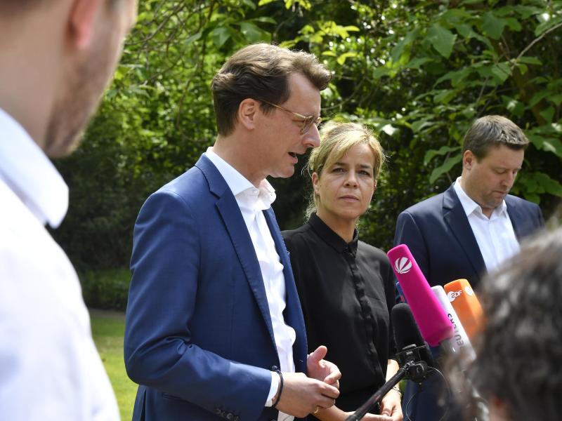 Ministerpräsident Hendrik Wüst (CDU) und die Landesvorsitzende von Bündnis 90/Die Grünen, Mona Neubaur, bei einem Presse-Statement. Foto: Roberto Pfeil/dpa