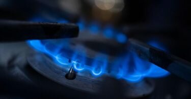 Rund die Hälfte der deutschen Haushalte nutzt Erdgas, um den Wärmebedarf zu decken. Viele auch zum Kochen. Foto: Marijan Murat/dpa