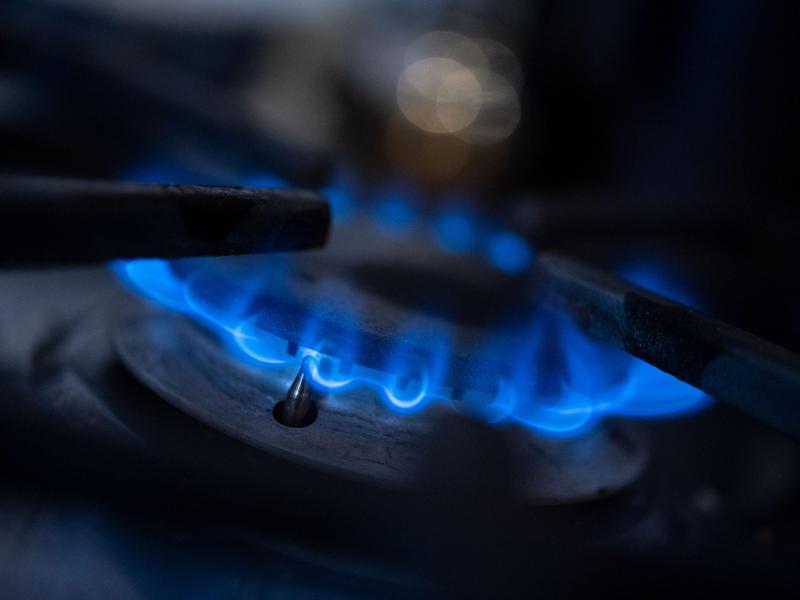 Rund die Hälfte der deutschen Haushalte nutzt Erdgas, um den Wärmebedarf zu decken. Viele auch zum Kochen. Foto: Marijan Murat/dpa