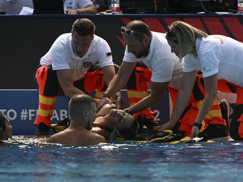 Die bewusstlose Anita Alvarez musste von ihrer Trainerin und Rettungspersonal aus dem Wasser gezogen werden. Foto: Anna Szilagyi/AP/dpa
