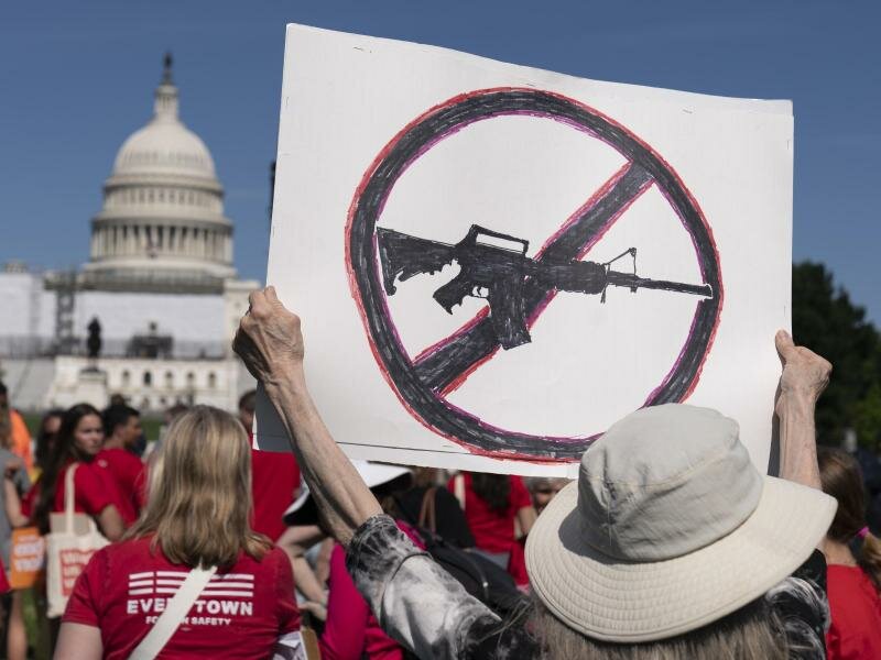 Demonstranten vor dem US-Kapitol fordern nach dem Massaker im texanischen Uvalde schärfere Waffengesetze. Foto: Alex Brandon/AP/dpa