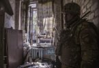 Ein ukrainischer Soldat steht während schwerer Kämpfe an der Front in Sjewjerodonezk in einer zerstörten Wohnung. Foto: Oleksandr Ratushniak/AP/dpa