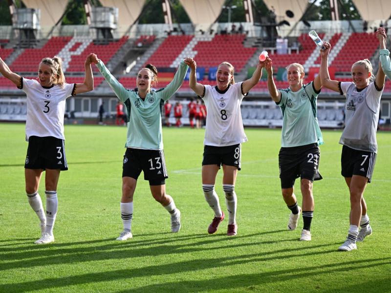 Die deutschen Spielerinnen freuen sich nach dem Sieg mit den Zuschauern. Foto: Hendrik Schmidt/dpa