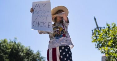 Die Abtreibungsrechtlerin Eleanor Wells wischt sich während einer Demonstration in Los Angeles die Tränen ab. Foto: Jae C. Hong/AP/dpa