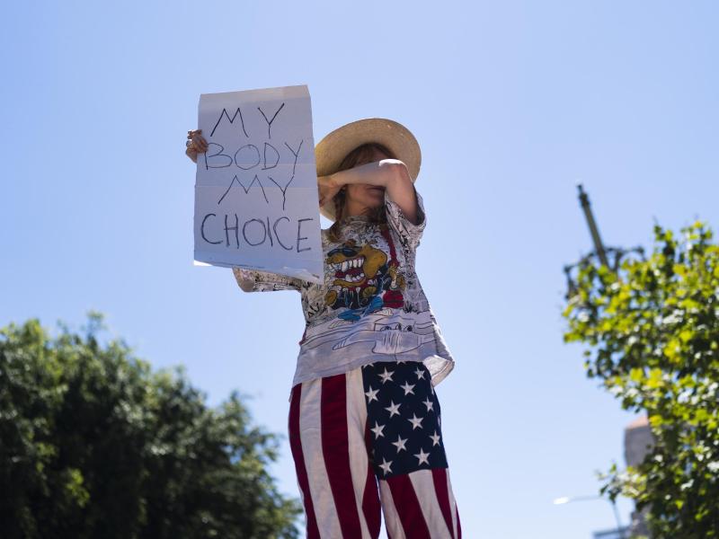 Die Abtreibungsrechtlerin Eleanor Wells wischt sich während einer Demonstration in Los Angeles die Tränen ab. Foto: Jae C. Hong/AP/dpa