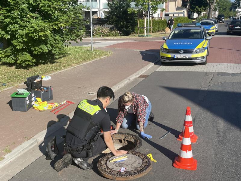 Polizisten inspizieren einen Gully - der Junge wurde hier nach mehr als einer Woche wiedergefunden. Foto: Andre van Elten/dpa