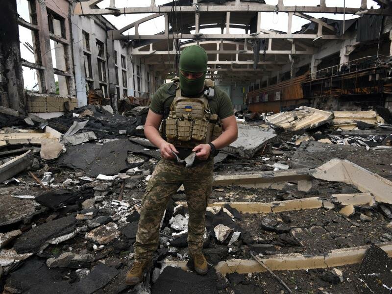 Inmitten von Trümmern:&nbsp;ein ukrainischer Soldat in einem durch russischen Beschuss zerstörten Sportkomplex der Polytechnischen Hochschule in Kiew. Foto: Carol Guzy/ZUMA/dpa