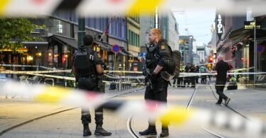 Polizisten bewachen den Tatort vor einem Nachtclub in der norwegischen Hauptstadt Oslo. Foto: Javad M. Parsa/NTB/dpa