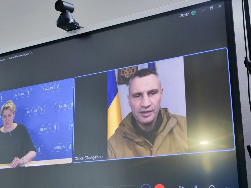 Ein von der Senatskanzlei in Berlin zur Verfügung gestelltes Foto zeigt das Fake-Videotelefonat zwischen einem vorgeblichen Vitali Klitschko mit Berlins Regierender Bürgermeisterin Franziska Giffey (SPD). Foto: -/Senatskanzlei Berlin/dpa