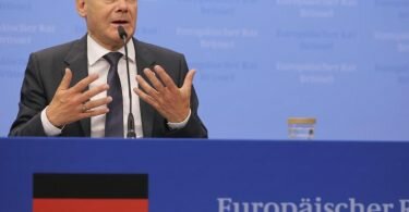 Bundeskanzler Olaf Scholz (SPD) gestikuliert während einer Pressekonferenz am zweiten Tag des EU-Gipfels. Foto: Olivier Matthys/AP/dpa