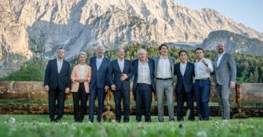 Die Regierungschefs haben sich beim G7 Treffen auf Schloss Elmau nach dem Abendessen zu einem informellen Gruppenbild an der "Merkel - Obama" Bank aufgestellt. Foto: Michael Kappeler/dpa