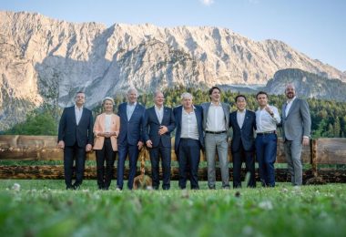 Die Regierungschefs haben sich beim G7 Treffen auf Schloss Elmau nach dem Abendessen zu einem informellen Gruppenbild an der "Merkel - Obama" Bank aufgestellt. Foto: Michael Kappeler/dpa