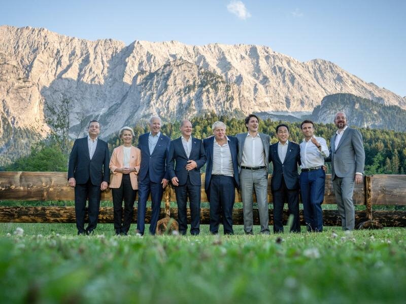 Die Regierungschefs haben sich beim G7 Treffen auf Schloss Elmau nach dem Abendessen zu einem informellen Gruppenbild an der "Merkel - Obama" Bank aufgestellt. Foto: Michael Kappeler/dpa