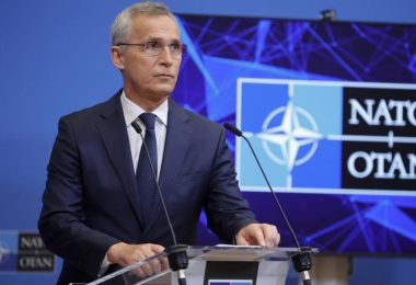 Nato-Generalsekretär Stoltenberg hat eine Aufstockung der schnellen Eingreifkräfte angekündigt. Foto: Olivier Matthys/AP/dpa