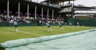 In Wimbledon gab es sofort eine Regenunterbrechung. Foto: Frank Molter/dpa