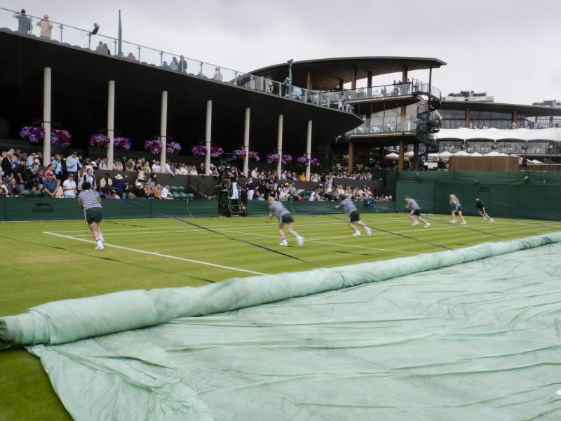 In Wimbledon gab es sofort eine Regenunterbrechung. Foto: Frank Molter/dpa