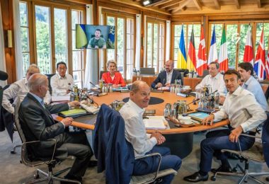 Wolodymyr Selenskyj ist zu einer Arbeitssitzung der Staats- und Regierungschefs der G7-Länder auf Schloss Elmau zugeschaltet. Foto: Michael Kappeler/dpa