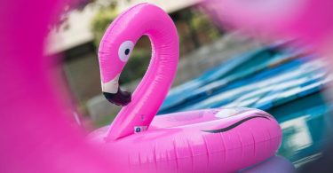 So sehr der Pool-Flamingo mit seinem Aussehen überzeugt: Riecht er unangenehm, stecken womöglich schädliche Substanzen drin. Foto: Sebastian Gollnow/dpa/dpa-tmn