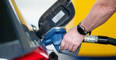 Bundesfinanzminister Christian Lindner (FDP) hat nach den ersten Wochen des Tankrabatts eine positive Bilanz gezogen. Eine Fortsetzung des Rabatts bezweifelt er jedoch. Foto: Daniel Reinhardt/dpa