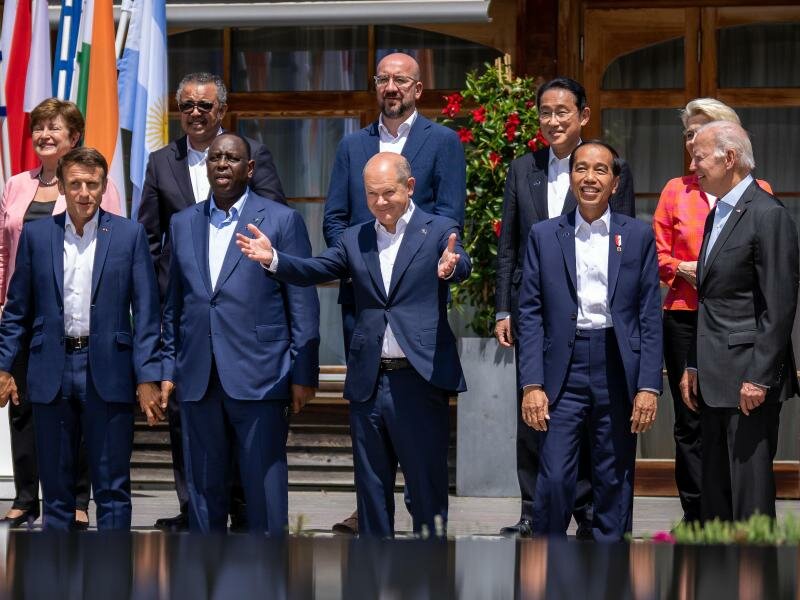 Bundeskanzler Olaf Scholz (M) inmitten der Teilnehmer des G7-Gipfels inklusive der weiteren Gäste in Elmau. Foto: Michael Kappeler/dpa
