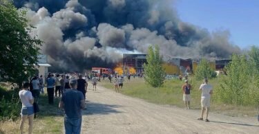 Nach einem russischen Raketeneinschlag in einem belebten Einkaufszentrum in der ukrainischen Stadt Krementschuk wird befürchtet, dass zahlreiche Zivilisten getötet oder verletzt wurden. Foto: Viacheslav Priadko/AP/dpa