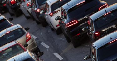 Autos stehen im Stau. Die EU-Kommission strebt ein Verbot neuer Verbrenner ab 2035 an. Foto: Marijan Murat/dpa