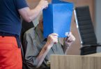 Der 101-jährige Angeklagte ist vom Landgericht Neuruppin wegen Beihilfe zum Mord an Tausenden Häftlingen verurteilt worden. Foto: Fabian Sommer/dpa