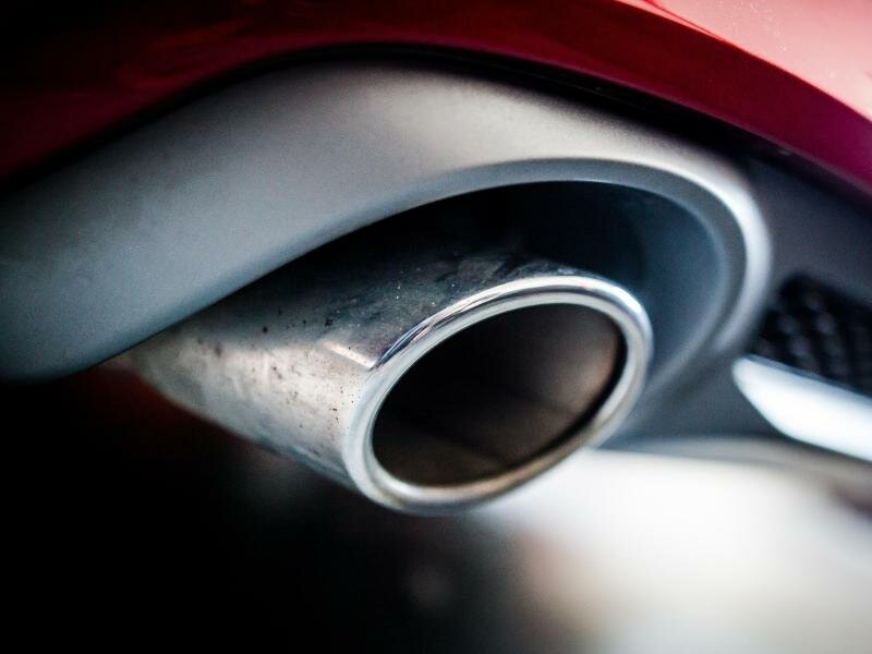 Der Auspuff eines Autos mit Dieselmotor. Die EU-Umweltminister stimmen am Dienstag über die Zukunft von Verbrenner-Autos ab. Foto: Christoph Schmidt/dpa