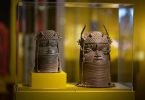 Die Gedenkköpfe eines Königs aus dem Königreich Benin. Foto: Daniel Reinhardt/dpa