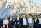 Die am G7-Gipfel teilnehmenden&nbsp;Regierungschefs stellen sich beim G7-Treffen auf Schloss Elmau zu einem informellen Gruppenbild an der «Merkel-Obama» Bank auf. Foto: Michael Kappeler/dpa