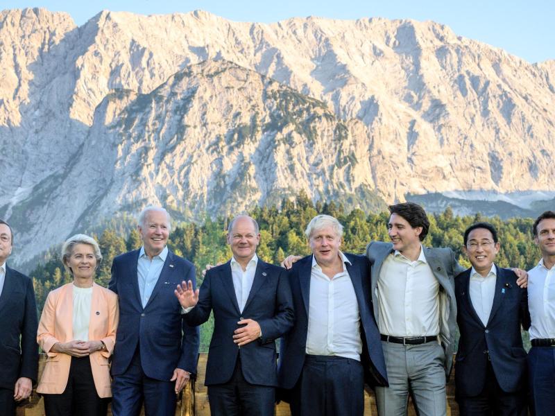 Die am G7-Gipfel teilnehmenden Regierungschefs stellen sich beim G7-Treffen auf Schloss Elmau zu einem informellen Gruppenbild an der «Merkel-Obama» Bank auf. Foto: Michael Kappeler/dpa