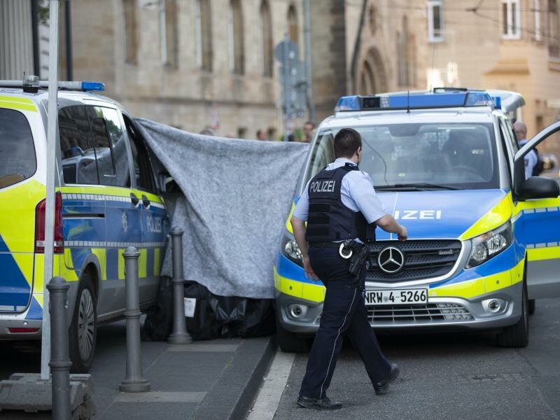 Die Polizei hat den Bereich vor dem Bonner Landgericht abgesperrt. Foto: Thomas Banneyer/dpa