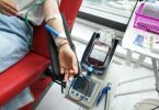 In einem Berliner DRK-Blutspendezentrum wird Blut abgenommen. Das Rote Kreuz sorgt sich um Engpässe über die Sommerferien. Foto: Joerg Carstensen/dpa
