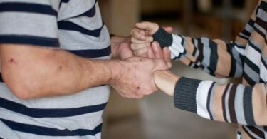 Eine Corona-Infektion steigert einer dänischen Studie zufolge das Risiko einer Alzheimer-Diagnose. Foto: Oliver Killig/dpa-tmn