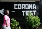 «Corona Test» und ein Richtungspfeil steht auf einer Garage während eine Person vorüber geht. Corona-Bürgertests für alle sollen künftig drei Euro kosten. Foto: Annette Riedl/dpa