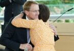 Daniel Günther (CDU), Ministerpräsident von Schleswig-Holsteins, umarmt nach seiner Wiederwahl und Vereidigung im Landtag die Landtagspräsidentin Kristina Herbst (CDU). Foto: Marcus Brandt/dpa