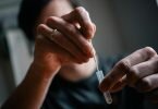 Und den Tupfer noch einmal drehen: Damit Corona-Selbsttests ein verlässliches Ergebnis liefern, hält man sich am besten an die Anleitung. Foto: Zacharie Scheurer/dpa-tmn