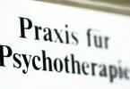 Psychisch kranke Kinder warten Monate auf einen Behandlungsplatz - der Versorgungsnotstand ist längst eingetreten und Vertreter richten dringliche Worte an die Regierung. Foto: Jens Wolf/dpa-Zentralbild/dpa-tmn
