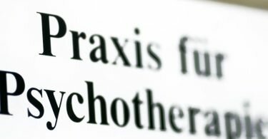 Psychisch kranke Kinder warten Monate auf einen Behandlungsplatz - der Versorgungsnotstand ist längst eingetreten und Vertreter richten dringliche Worte an die Regierung. Foto: Jens Wolf/dpa-Zentralbild/dpa-tmn