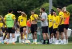 Öffentliches Training von Borussia Dortmund auf dem vereinseigenen Trainingsgelände. Trainer Edin Terzic (M) leitet das Training. Foto: Bernd Thissen/dpa