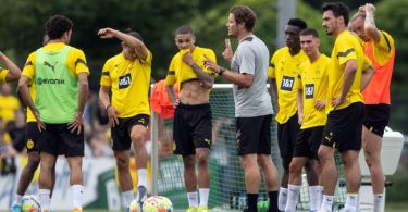 Öffentliches Training von Borussia Dortmund auf dem vereinseigenen Trainingsgelände. Trainer Edin Terzic (M) leitet das Training. Foto: Bernd Thissen/dpa