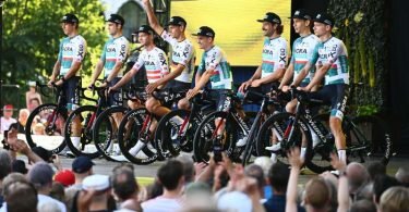 Teampräsentation in Kopenhagen: Die Fahrer vom Team Bora-hansgrohe auf der Bühne. Foto: Jasper Jacobs/BELGA/dpa