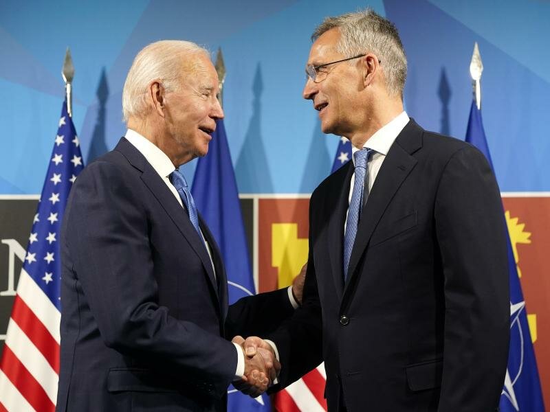 US-Präsident Joe Biden (l) und Nato-Generalsekretär Jens Stoltenberg in Madrid. Foto: Susan Walsh/AP/dpa