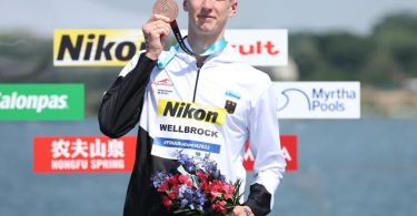 Florian Wellbrock präsentiert seine Bronzemedaille. Foto: Ian MacNicol/dpa
