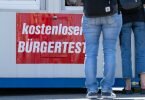 Ein Schnelltestzentrum in Leipzig. Ab heute tritt eine neue Verordnung zu den bisher kostenlosen Bürgertests in Kraft. Foto: Hendrik Schmidt/dpa