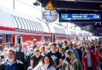 Reisende am Bahnhof Norddeich Mole in Niedersachsen. Foto: Sina Schuldt/dpa