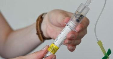 Bluttests, die Kenntnis über gewisse Erbgutfehler beim Baby versprechen, werden ab dem 1. Juli in bestimmten Fällen von den Kassen bezahlt. Foto: Tobias Kleinschmidt/dpa