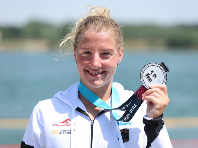 Silber über 25 Kilometer im Freiwasser: Lea Boy zeigt ihre Medaille. Foto: Ian MacNicol/dpa